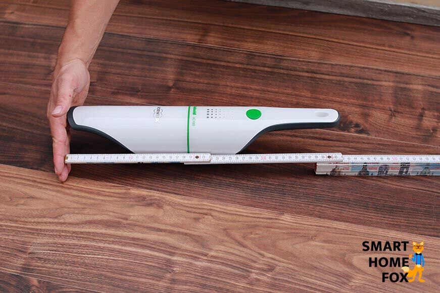 Der Vorwerk Kobold VC100 beim Ausmessen der Größe